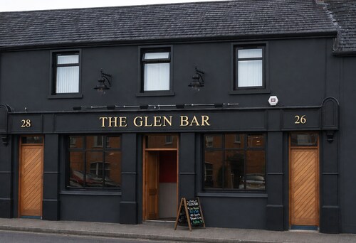 Central 2-bed Apt, Sleeps 5 Above Great Derry Pub
