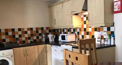 Central 2 Bed Apartment Above Great Derry Pub