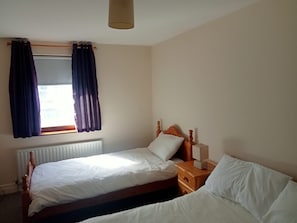 2 bedrooms, free WiFi, bed sheets - Central 2-bed Apt, Sleeps 5 Above Great Derry Pub (Londonderry)