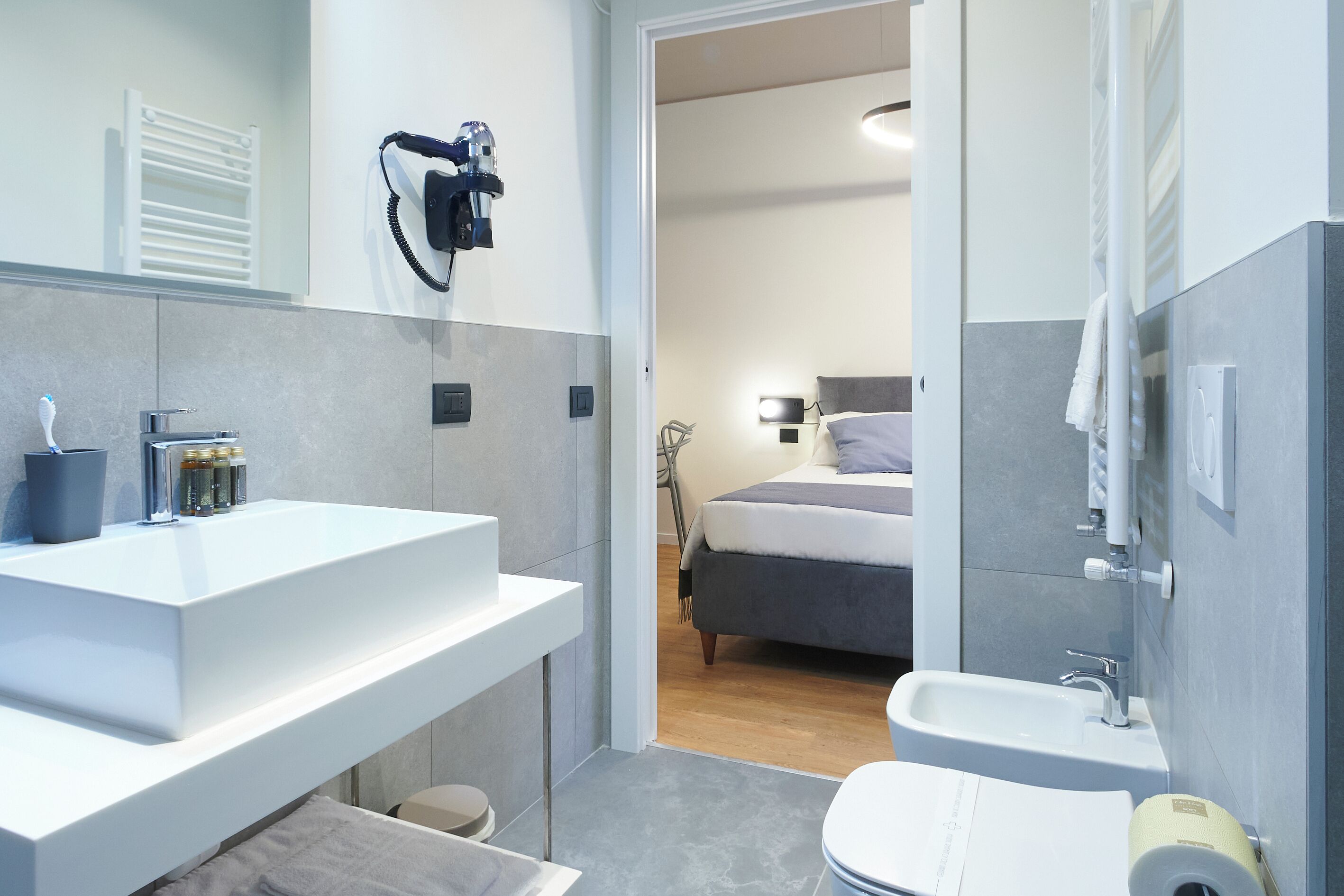 Habitació amb dos llits individuals Deluxe | Bany | Dutxa, assecador de cabells, barnussos i bidet 