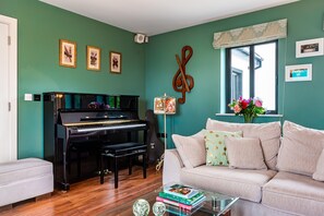 Smart-TV, Kamin, Bücher
