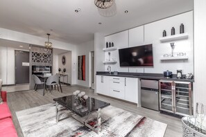 Suite, 1 King Bed with Sofa bed (Specialty) | Living area