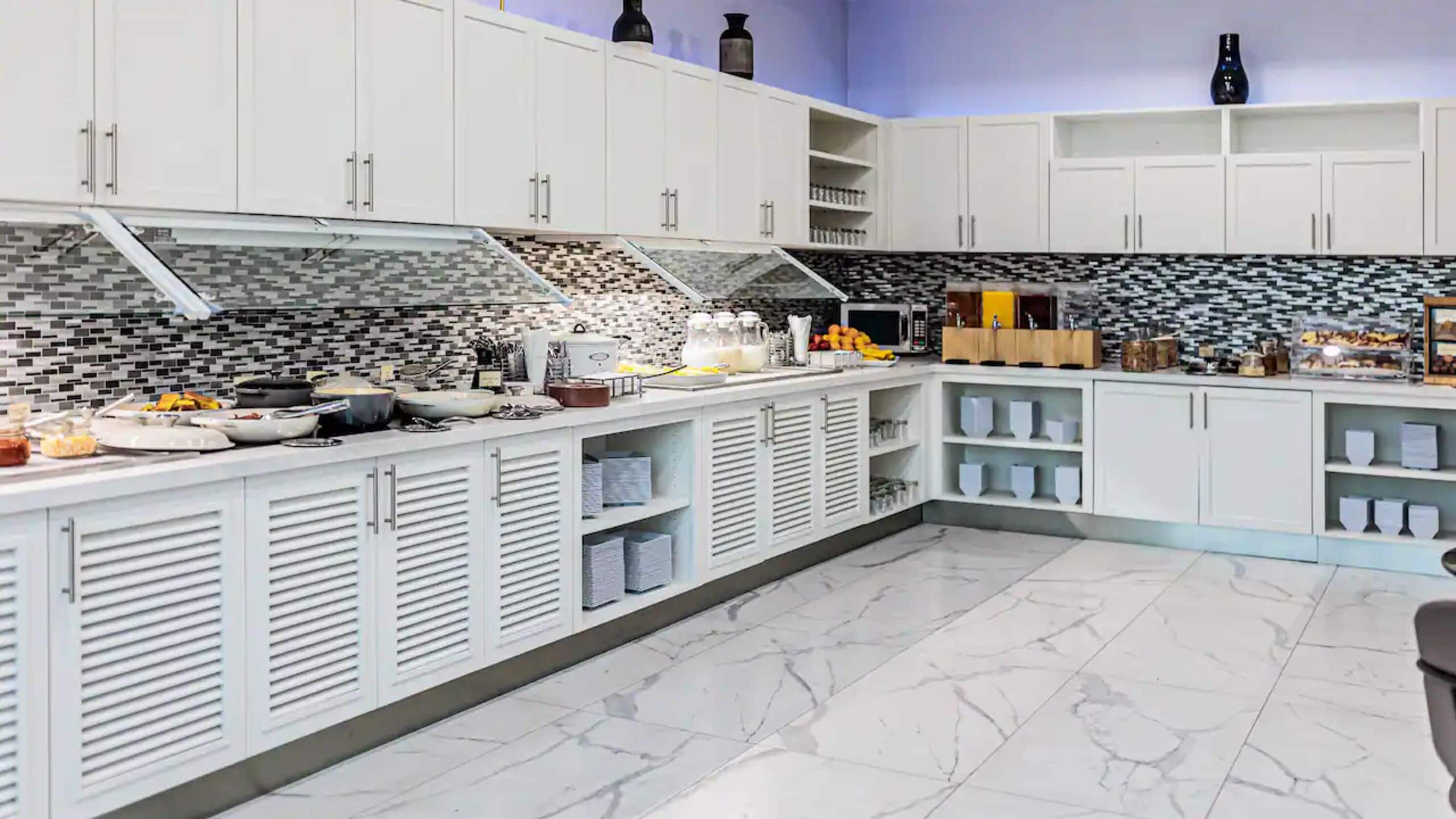 daily buffet breakfast (cad 11 per person)