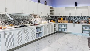 Tägliches Frühstücksbuffet gegen Gebühr