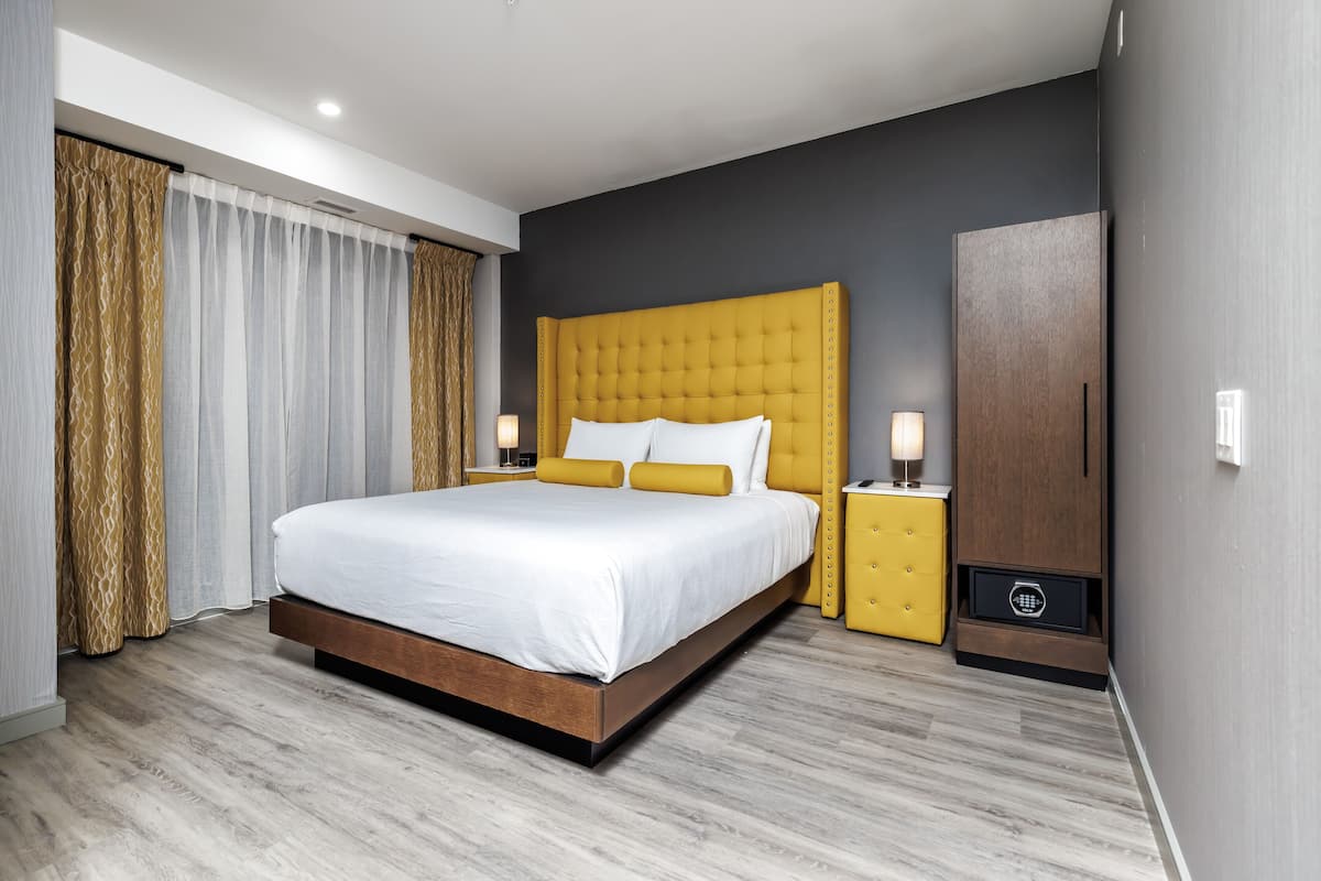 Suite, 1 cama de matrimonio grande con sofá cama (Roll-In Shower) | Caja fuerte, escritorio, tabla de planchar con plancha y wifi gratis