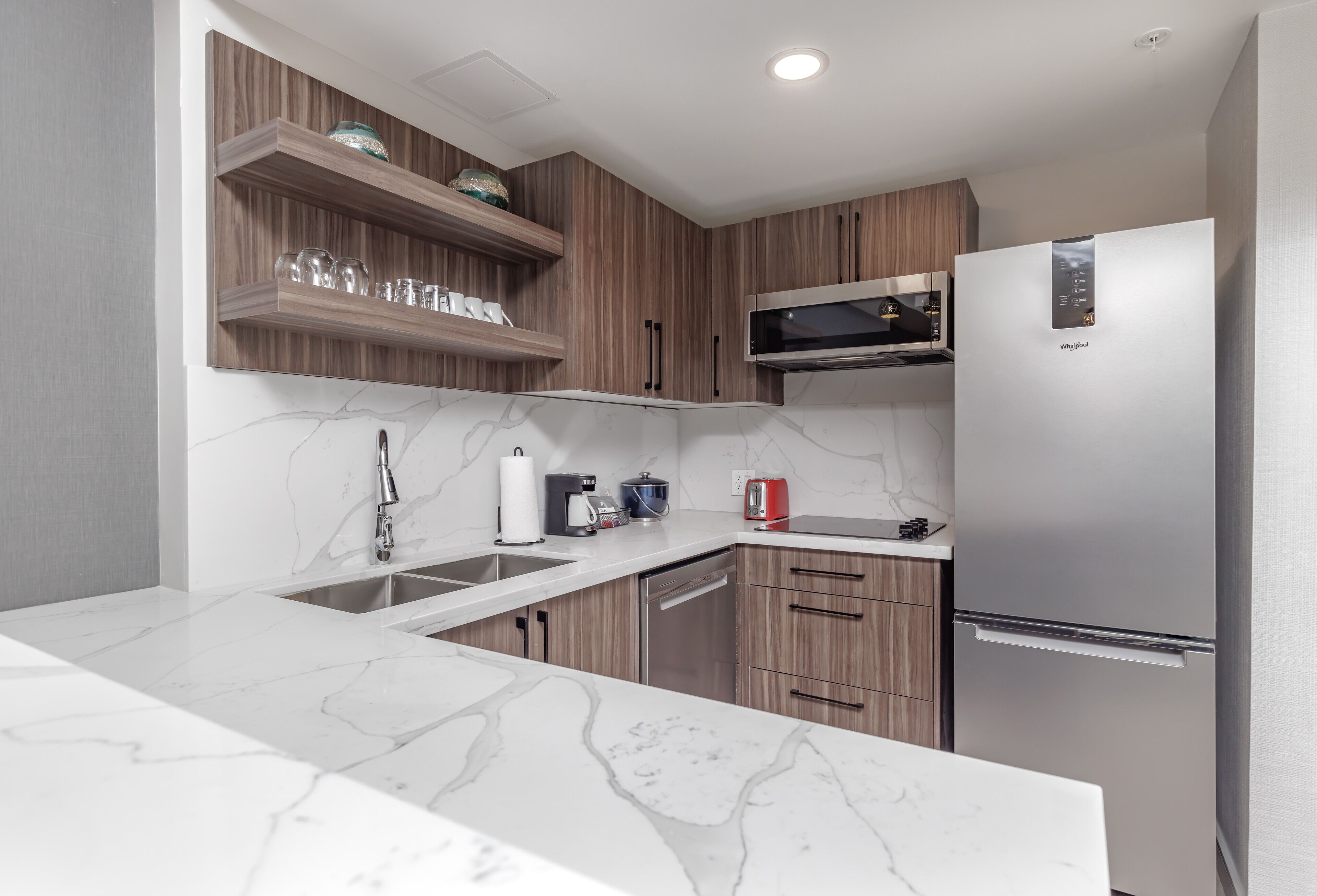 suite, 1 king bed with sofa bed, accessible (roll-in shower) | private kitchen | coffee/tea maker