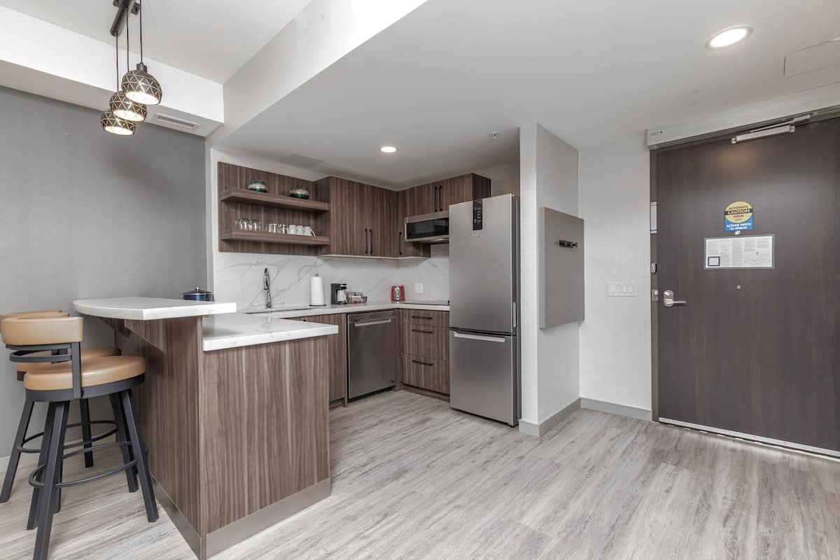 Habitación, 1 cama de matrimonio grande con sofá cama (Suite) | Cocina privada | Cafetera o tetera