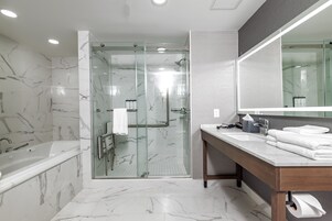 Zimmer, 1 King-Bett und Schlafsofa (Suite) | Badezimmer | Dusche, kostenlose Toilettenartikel, Haartrockner, Handtücher