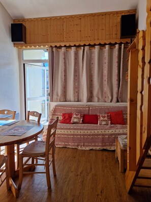 Interior - LES MENUIRES apartment sleeps 8 2 bedrooms + mezzanine (LES BELLEVILLE)