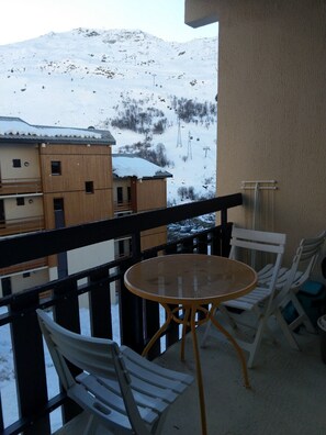 Outdoor dining - LES MENUIRES apartment sleeps 8 2 bedrooms + mezzanine (LES BELLEVILLE)