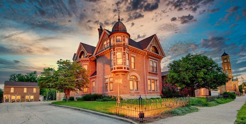 Spacious Carriage House | Private Entrance | Historic & Stylish