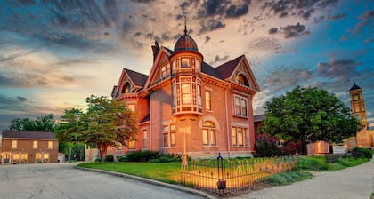 Spacious Carriage House | Private Entrance | Historic & Stylish