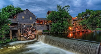 Star Of The Summit, Private Pool, Breathtaking Mountain Views, FREE Tickets!