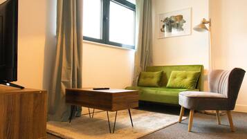 Apartment, Multiple Beds | Living room | 30-inch TV with cable channels