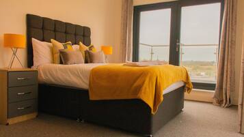 Huoneisto, useita sänkyjä | 2 makuuhuonetta, silitysrauta/-lauta, ilmainen Wi-Fi, vuodevaatteet