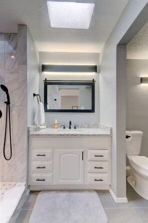 Combined shower/bathtub, towels