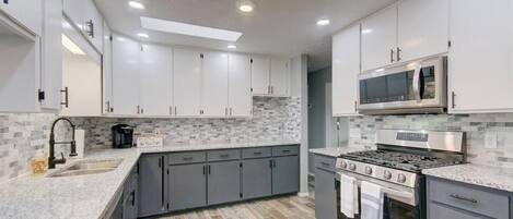 Køleskab, mikrobølgeovn, ovn, kogeplade