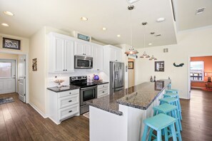 Fridge, microwave, oven, stovetop - Flip Flops & Tank Tops (Bolivar Peninsula)