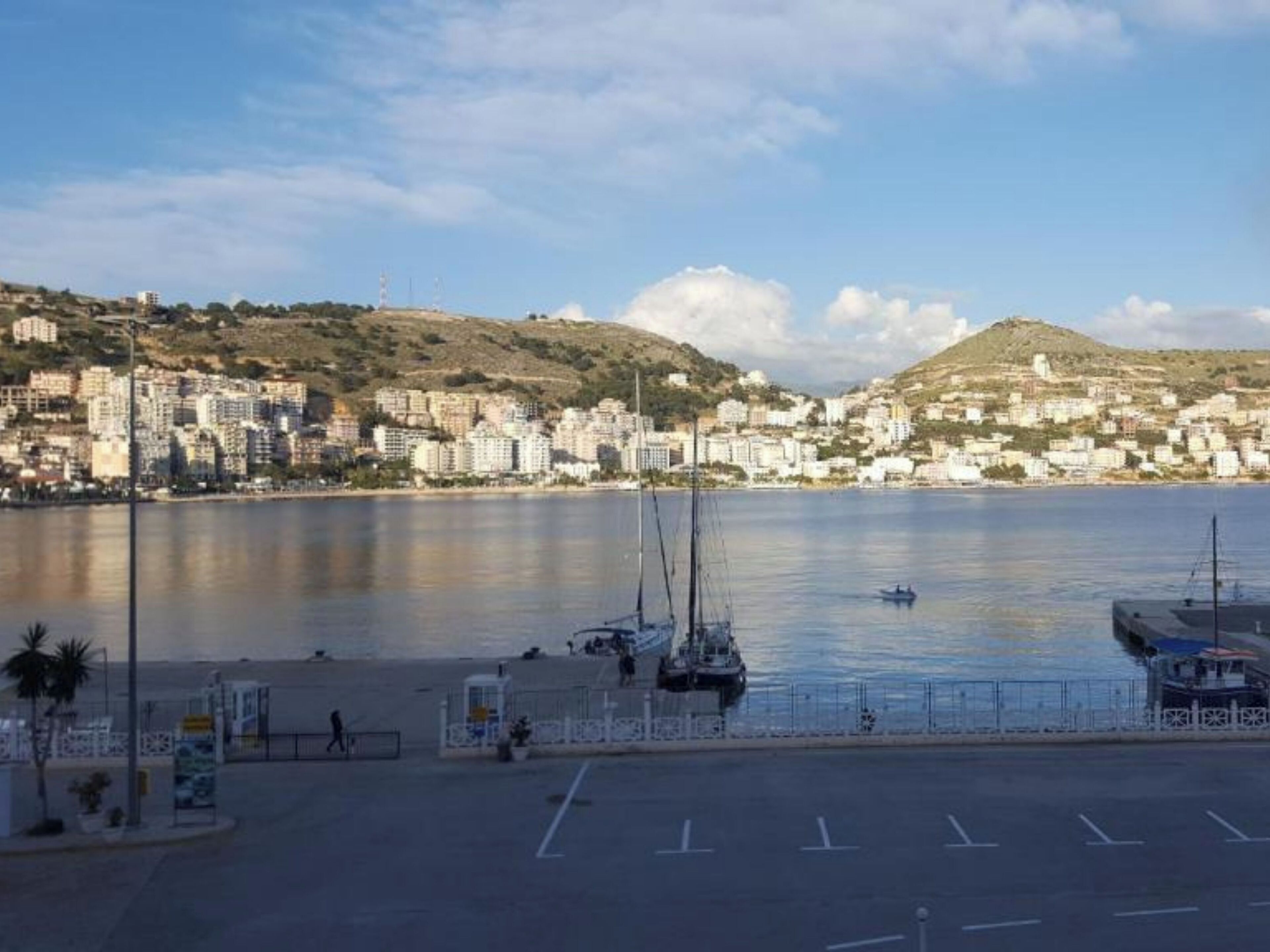 Beach nearby, white sand, 10 beach bars