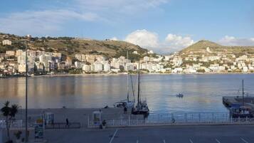 Beach nearby, white sand, 10 beach bars