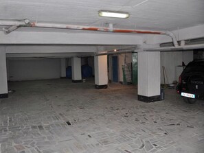 Free self-parking - ERAL Apart-Hotel (Sarandë)