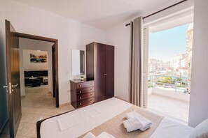 Apartamento, 1 habitación, balcón | Escritorio, tabla de planchar con plancha, wifi gratis