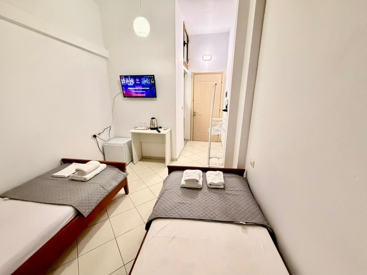 Escritorio, tabla de planchar con plancha y wifi gratis 