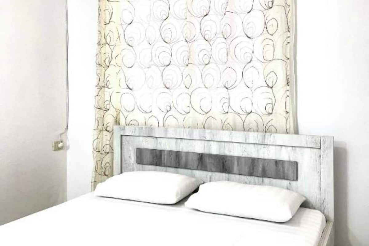 Double Room | 1 bedroom, desk, iron/ironing board, free WiFi