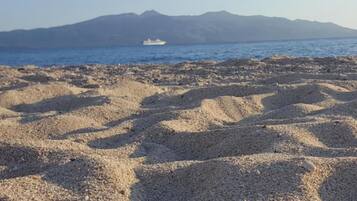 Beach nearby, white sand, 10 beach bars