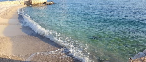 Ranta lähistöllä, valkoista hiekkaa, 10 rantabaaria