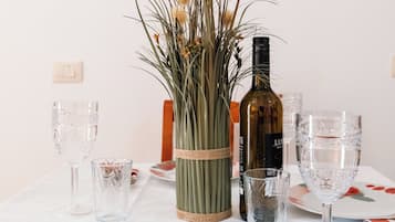 6 restaurants, lunch served