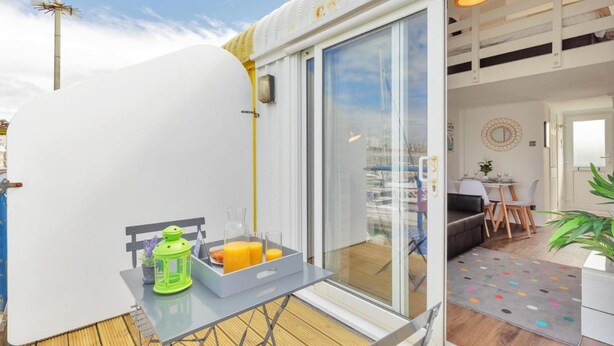 Quarto moderno com uma grande porta de vidro deslizante que dá para uma varanda.