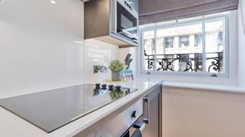 Apartment | Private kitchen | Stovetop, dining tables