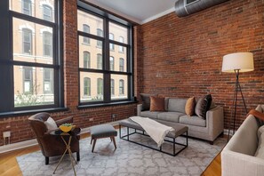 Smart TV, DVD player, stereo - Phenomenal Private Downtown Condo on 2nd Ave! (Nashville)