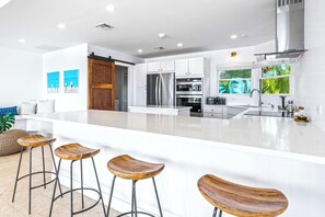 Jääkaappi, mikroaaltouuni, uuni, liesi