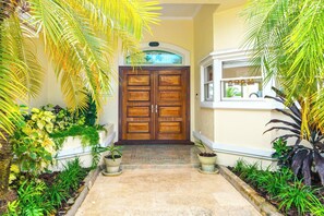 Exterior detail - Turtle Beach: Swim with Sea Turtles! Modern Villa w/Pool, Jacuzzi, & Free Kayak! (Spotts)