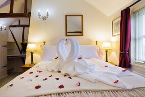 4 bedrooms, iron/ironing board, WiFi, bed sheets - LUXURY: JACUZZI, SAUNA, FIREPLACE, DOGS WELCOME (Stoke Ash)