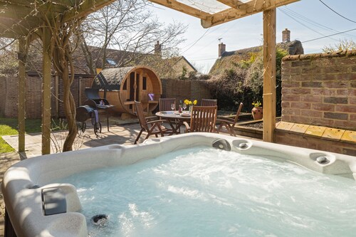 LUXURY: JACUZZI, SAUNA, FIREPLACE, DOGS WELCOME