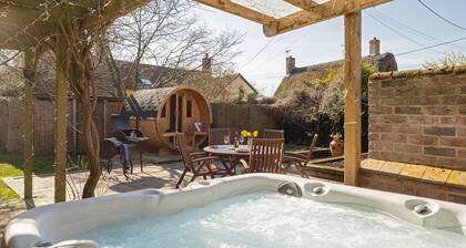 LUXURY: JACUZZI, SAUNA, FIREPLACE, DOGS WELCOME