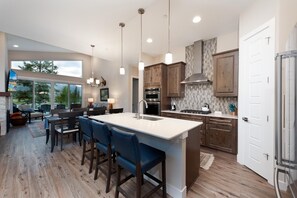 Microwave, oven, stovetop, dishwasher - Townhome across from Purg- Hot Tub, Fire Pit, Arcade Game - Views/Shuttle (Durango)