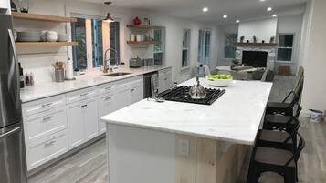 冷蔵庫、電子レンジ、オーブン、コンロ