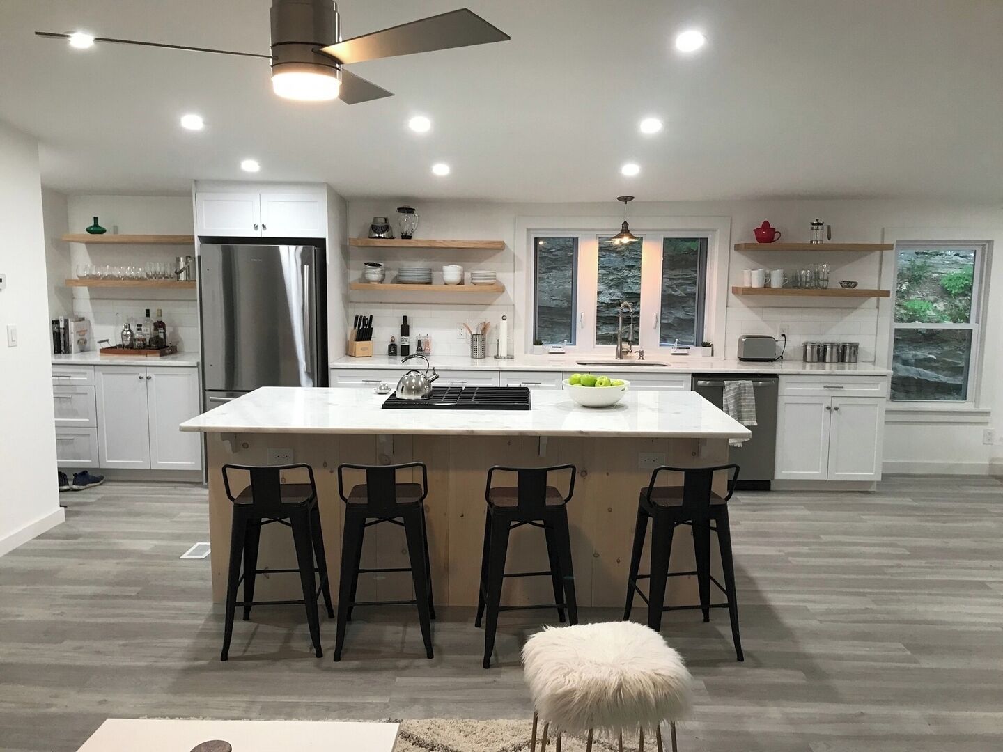 Réfrigérateur, micro-ondes, four, plaque de cuisson