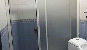 Djupt badkar, duschhuvud med massagefunktion och gratis toalettartiklar