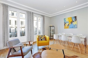 Interior - Le Marceau. 2 bedrooms, sleeps 4, private parking (Tours)