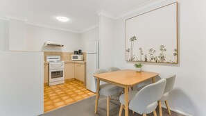 Jääkaappi, mikroaaltouuni, uuni, leivänpaahdin