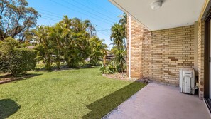 Property grounds - Kirra Belle 1 - Central Kirra - Pet Friendly! (Coolangatta)