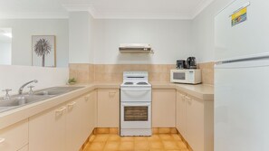 Jääkaappi, mikroaaltouuni, uuni, leivänpaahdin