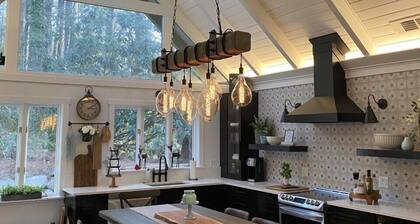 Nestle Inn -2 night min. luxury industrial farmhouse style. Close to Main St.