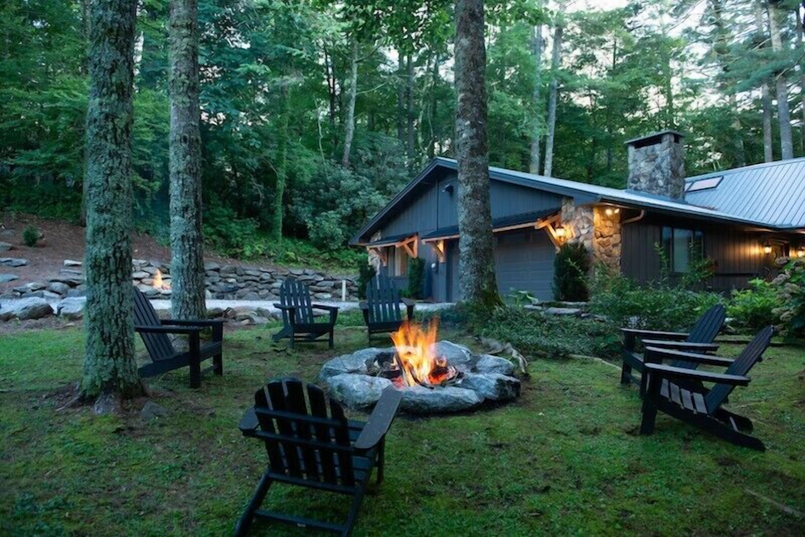 Nestle Inn -2 night min. luxury industrial farmhouse style. Close to Main St.