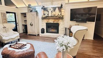 Smart TV, fireplace, Netflix, Hulu